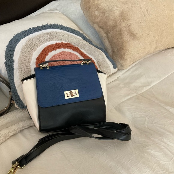 Cute crossbody - Picture 2 of 3